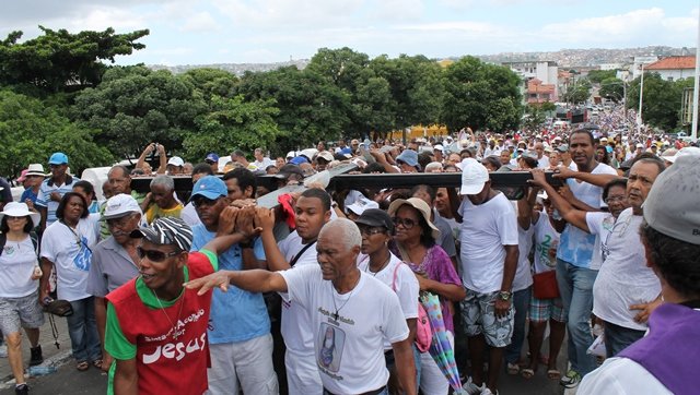 Milhares de fiis participam da Caminhada Penitencial neste domingo (19)