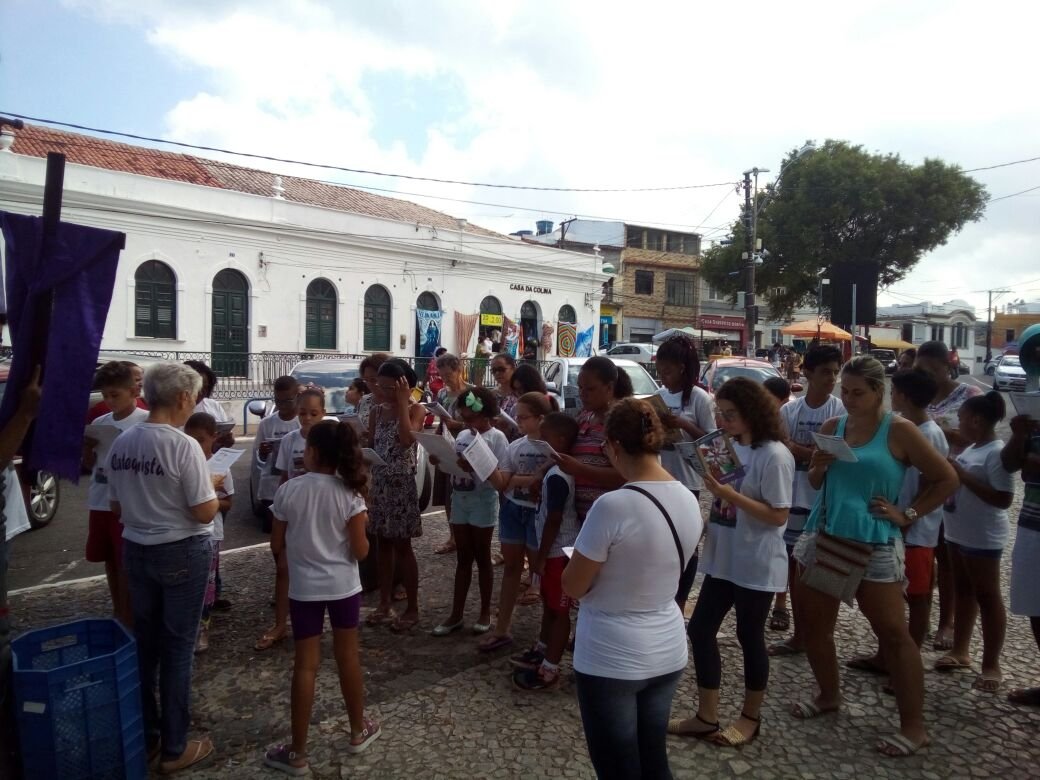 Via Sacra na Praça do Bonfim com crianças e famílias da Catequese