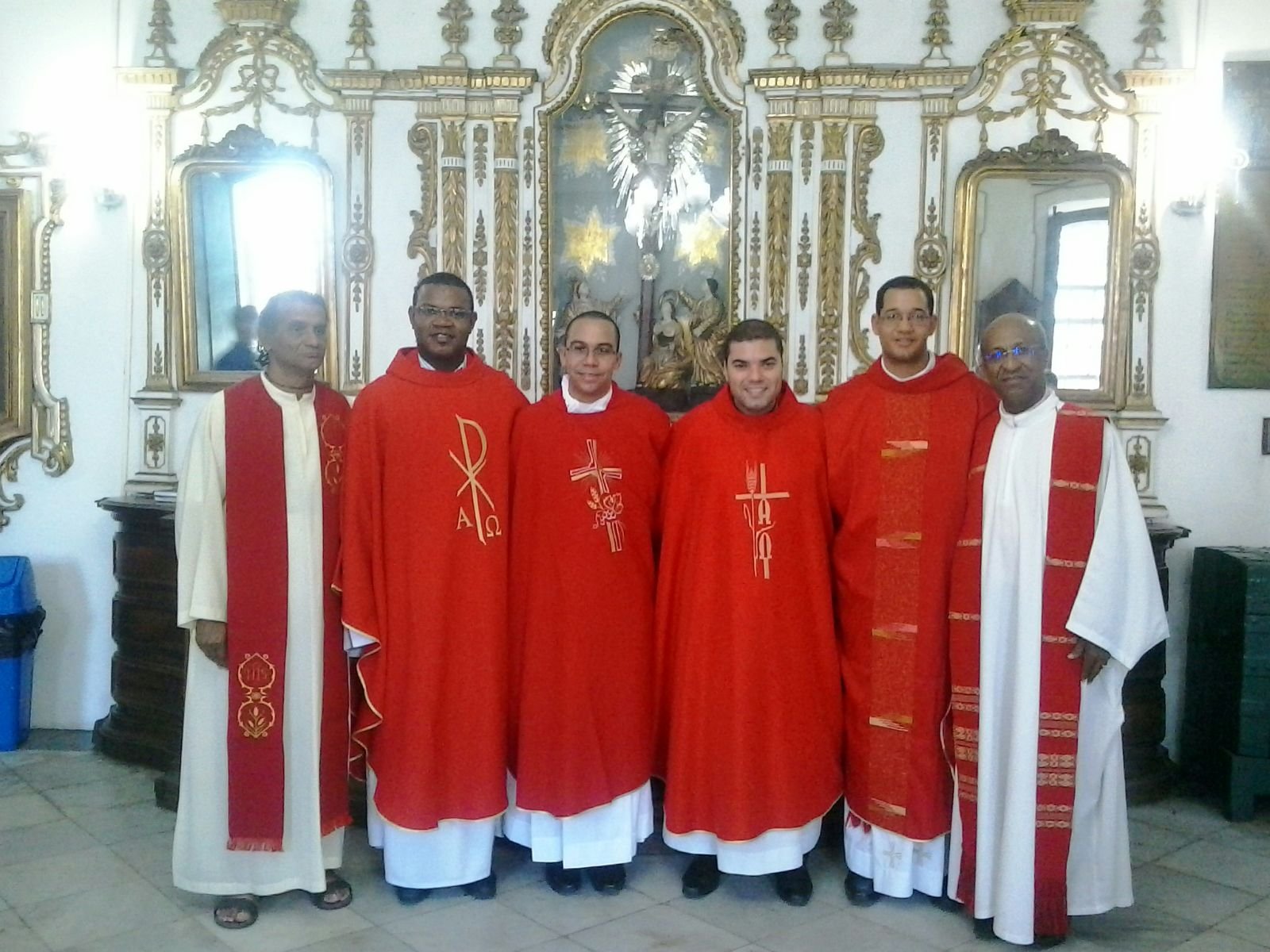 Trs novos padres participam de missa na Baslica Santurio
