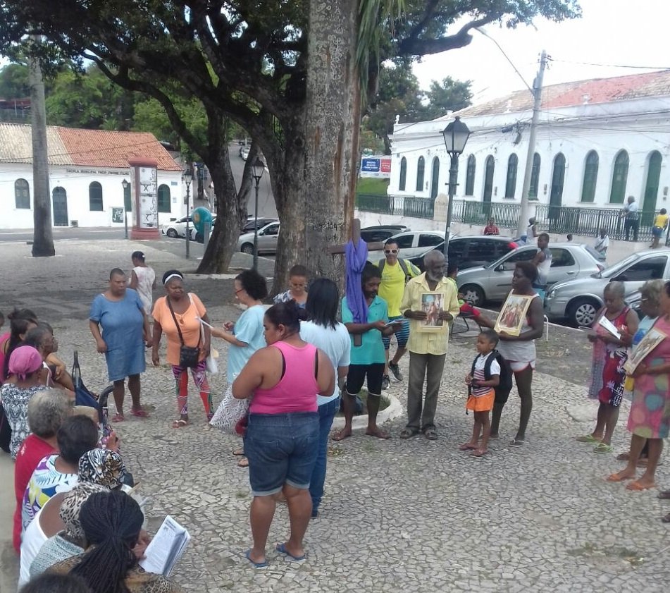 Via-Sacra rene assistidos do Projeto Bom Samaritano na Praa do Bonfim