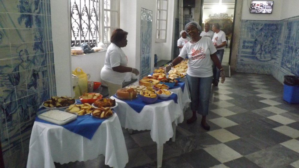 Bas�lica do Bonfim realiza caf� pascal com participantes das missas