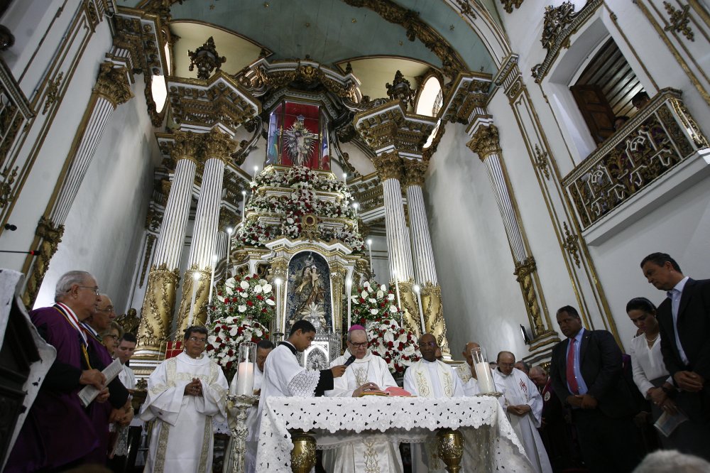 Devotos lotam Baslica Santurio para celebrar Festa de Senhor do Bonfim 