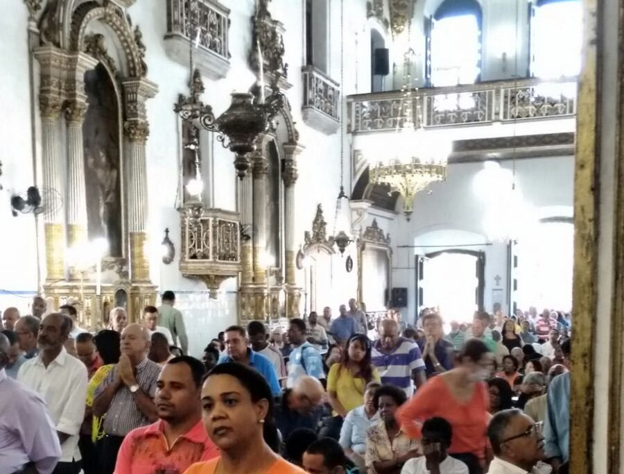 Missas deste domingo (16) ficam repletas de fiis na Baslica Santurio