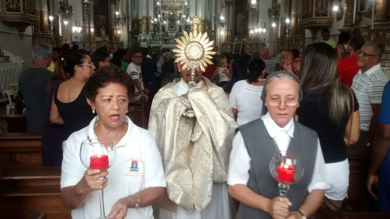 Grupo da Fraternidade Eucarstica Pierre Vigne faz peregrinao  Baslica Santurio