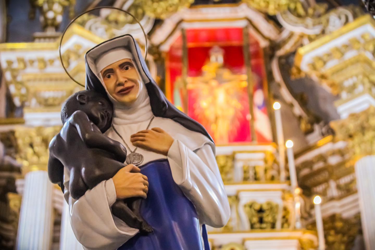 Com devoção, imagem de Santa Dulce dos Pobres é entronizada na Igreja do Bonfim