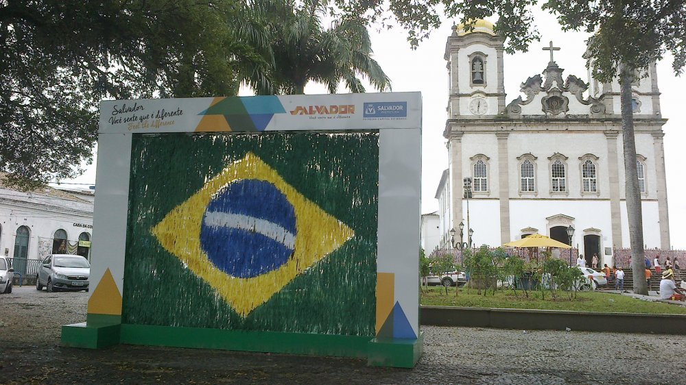 Bandeira do Brasil feita com fitinhas embeleza frente da Bas�lica