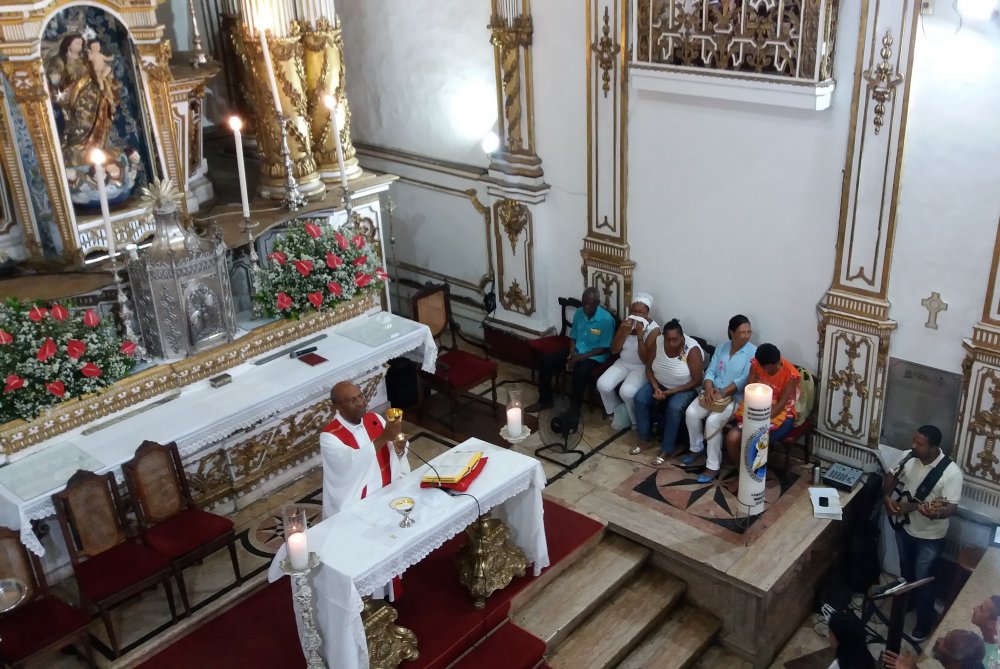 Devotos participam de missas na Baslica Santurio na ltima sexta-feira de outubro 