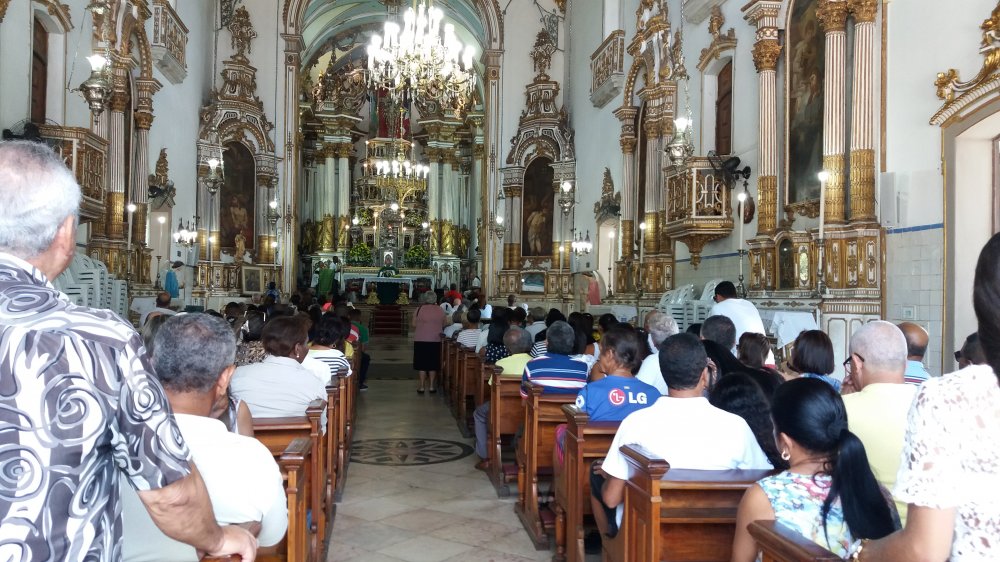 Fiis participam de Missa na Baslica Santurio nesta segunda-feira (30)