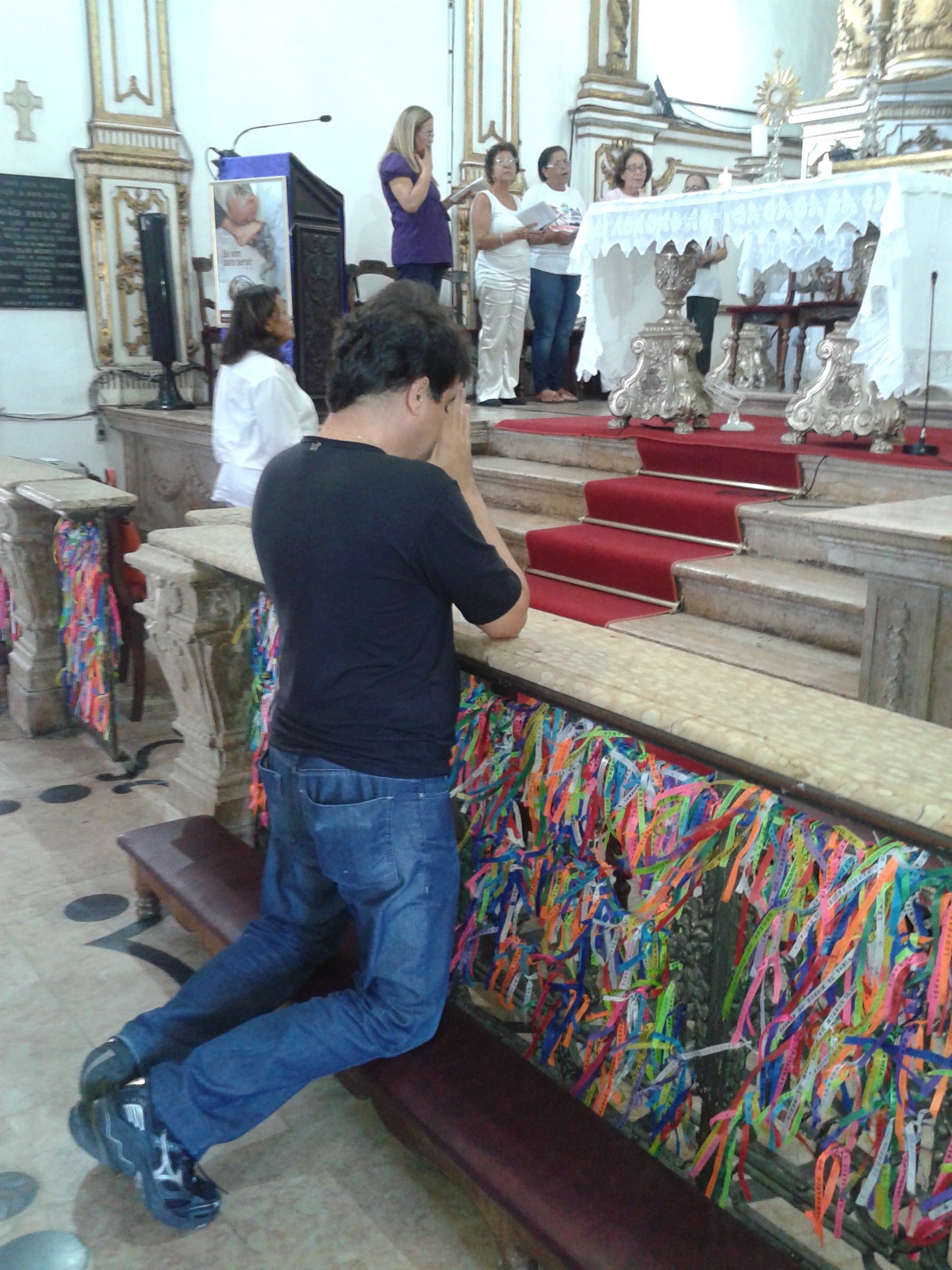 Fiis se renem na Baslica Santurio para louvar e agradecer a Deus