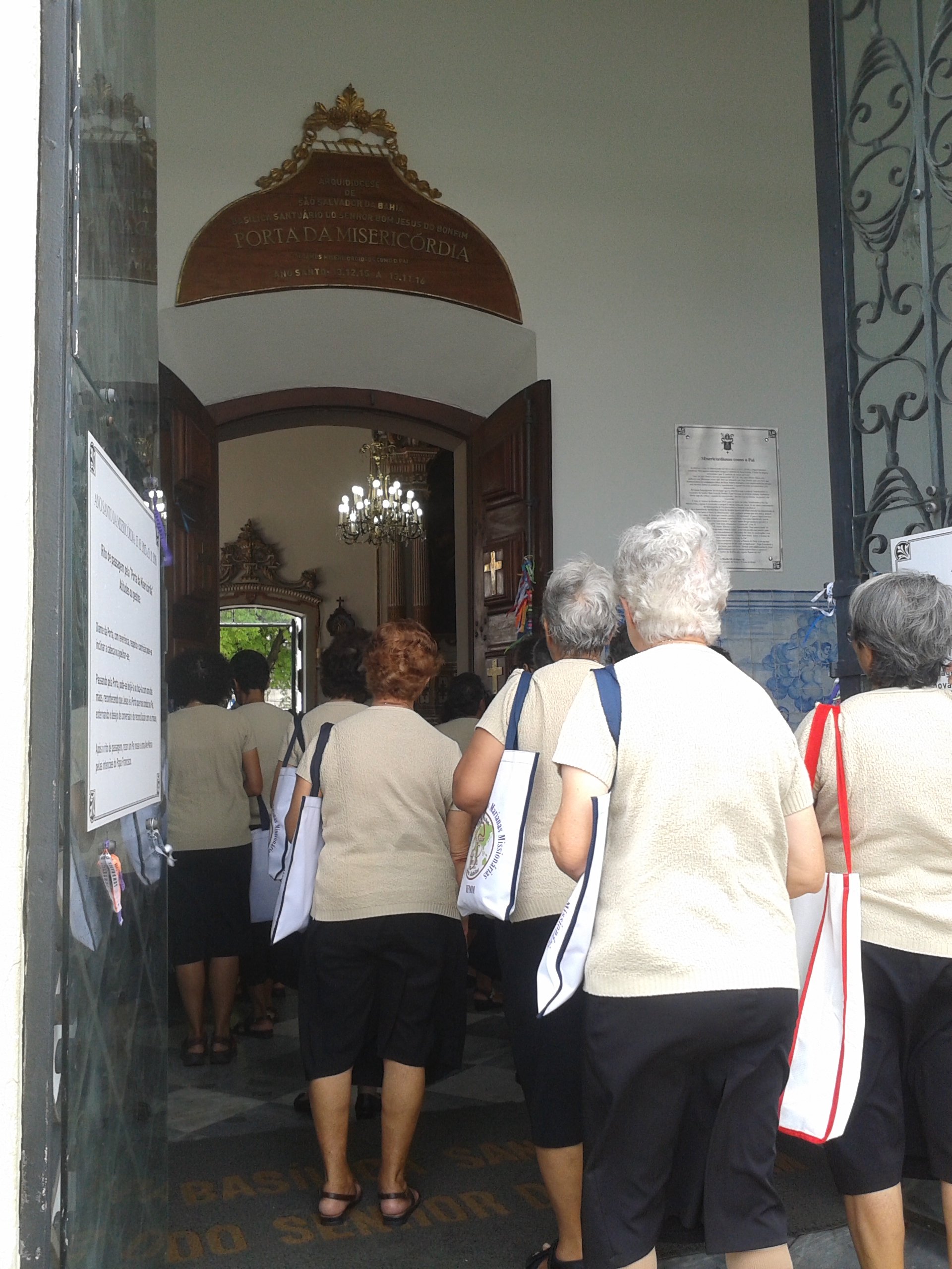 Irms Franciscanas Marianas Missionrias passam pela Porta da Misericrdia