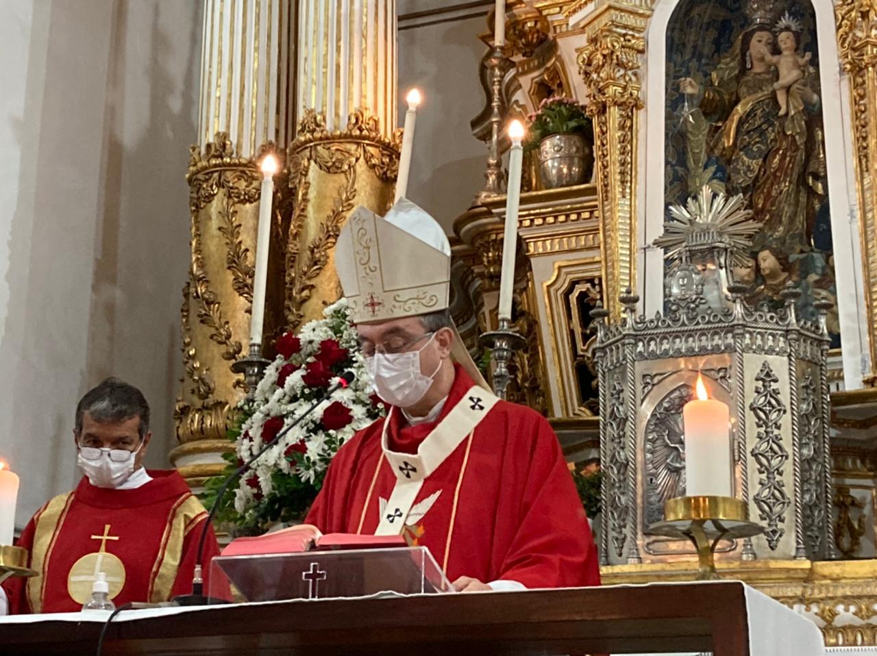 Com presença de Arcebispo, Sacramento do Crisma é realizado na Igreja do Bonfim