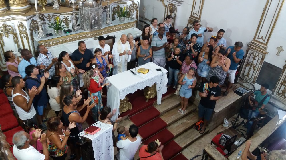 Dezenas de fiis participam de Missa na Baslica do Bonfim nesta quarta-feira (22)