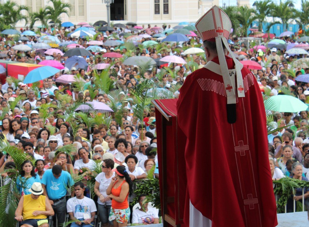 Milhares de fiis participam da Procisso do Domingo de Ramos em Salvador