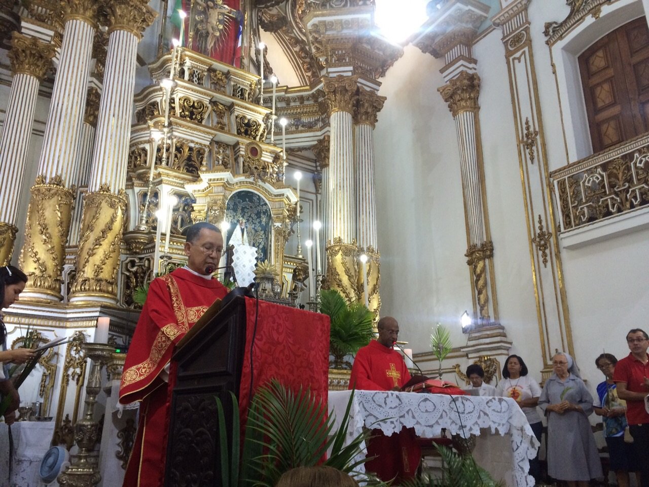 Fiis participam com fervor do Domingo de Ramos na Baslica Santurio