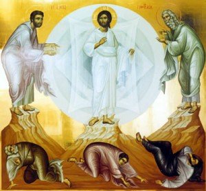 Fi�is refletem durante Vig�lia da Transfigura��o