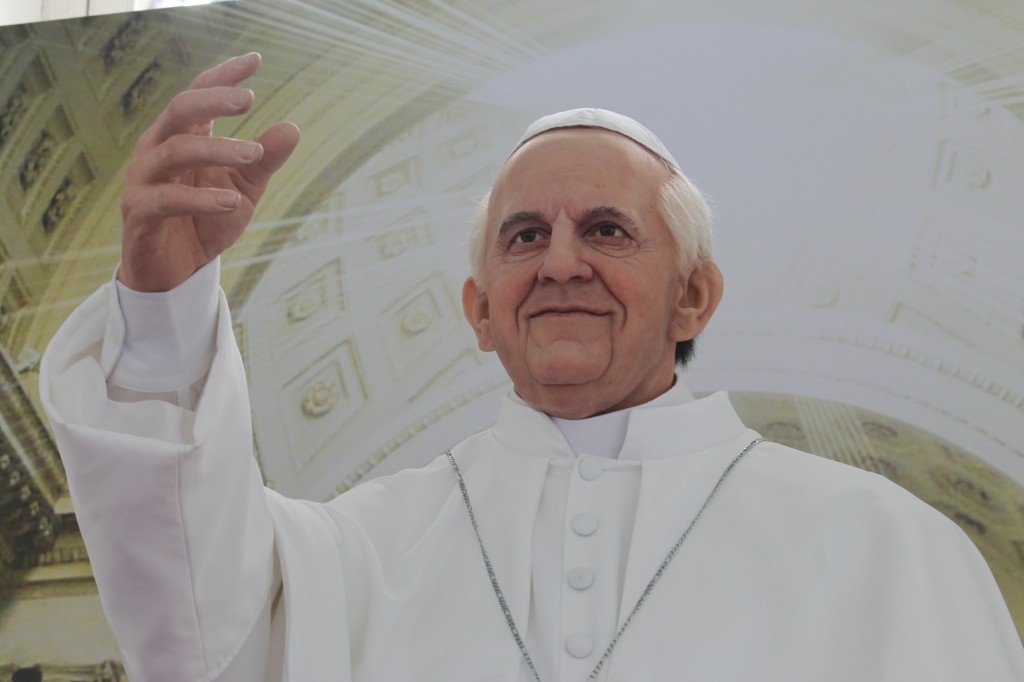 Est�tua de cera do Papa Francisco est� em exposi��o na Bas�lica do Bonfim
