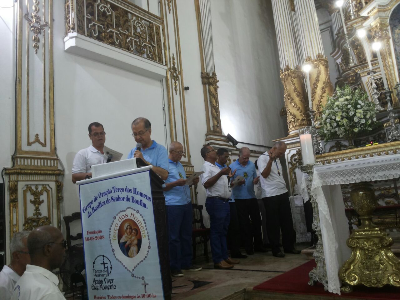 Peregrinos passam pela Porta da Misericrdia na Baslica Santurio neste final de semana