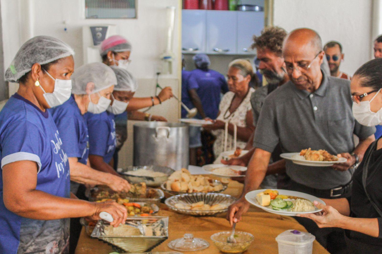 Igreja do Bonfim e Projeto Bom Samaritano realizam almoço com pessoas em situação de rua