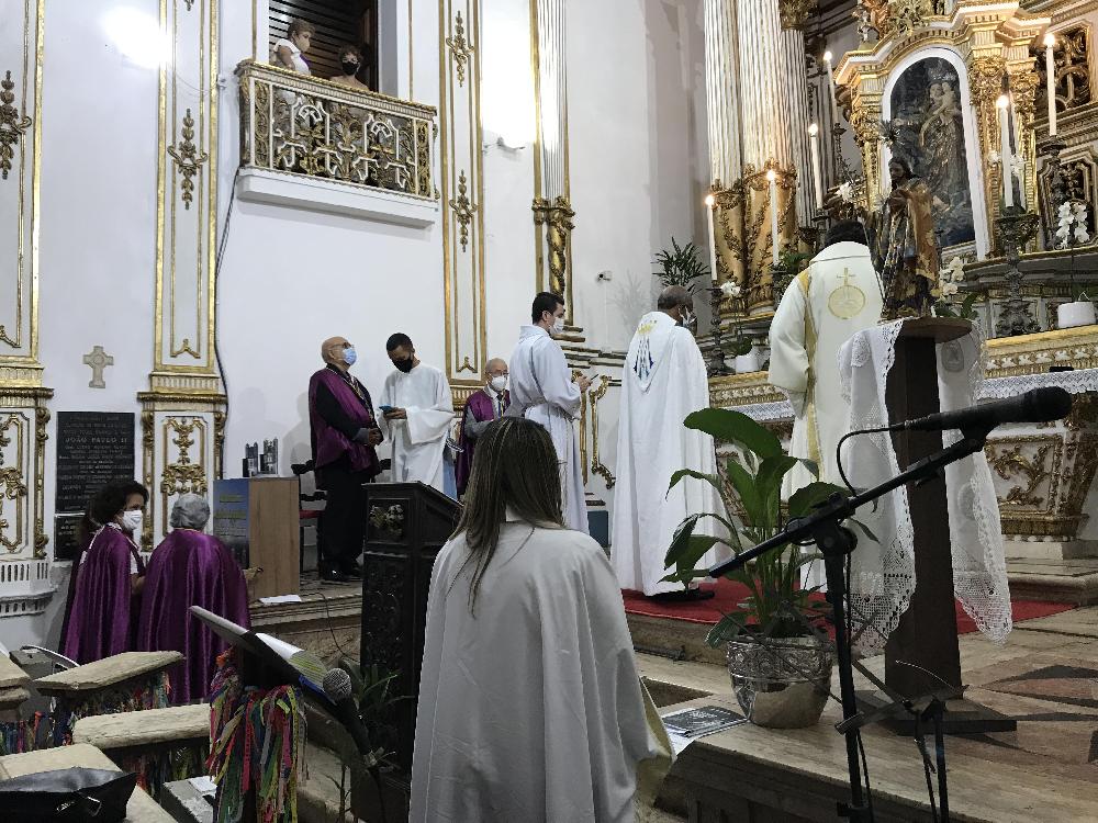 Fiéis homenageiam Nossa Senhora da Guia na Basílica do Bonfim
