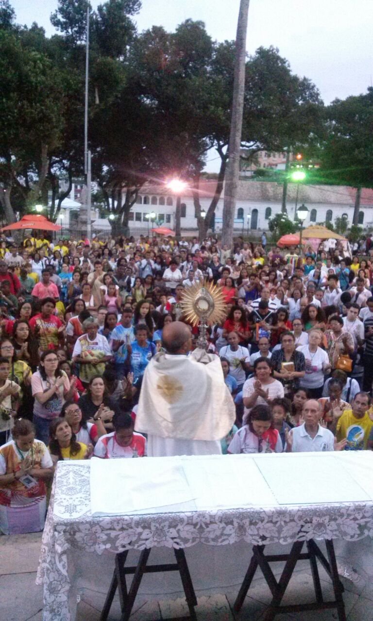Crismandos da Arquidiocese de Salvador passam pela Porta da Misericrdia no Bonfim 